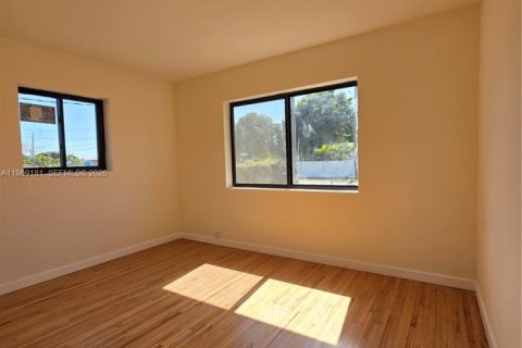 Casa en venta en Hialeah, Florida, 3 dormitorios, 93.09 m2 № 2031221 - foto 5