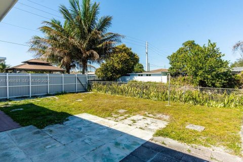 Casa en venta en Hialeah, Florida, 3 dormitorios, 93.09 m2 № 2031221 - foto 29