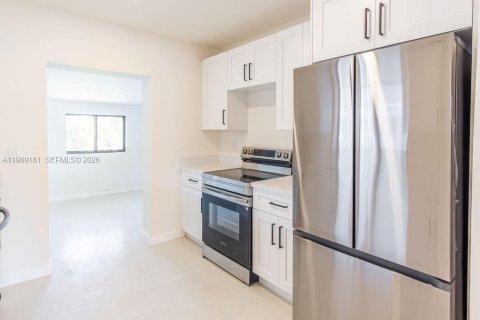 Casa en venta en Hialeah, Florida, 3 dormitorios, 93.09 m2 № 2031221 - foto 10