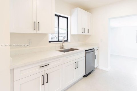 Casa en venta en Hialeah, Florida, 3 dormitorios, 93.09 m2 № 2031221 - foto 9