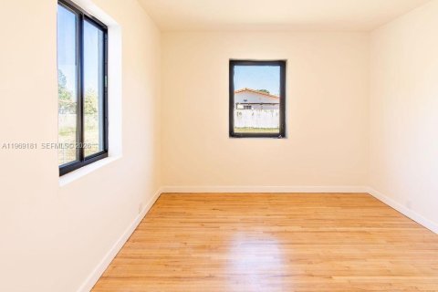 Casa en venta en Hialeah, Florida, 3 dormitorios, 93.09 m2 № 2031221 - foto 24