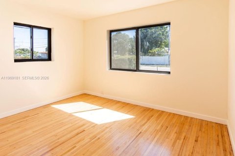 Casa en venta en Hialeah, Florida, 3 dormitorios, 93.09 m2 № 2031221 - foto 18
