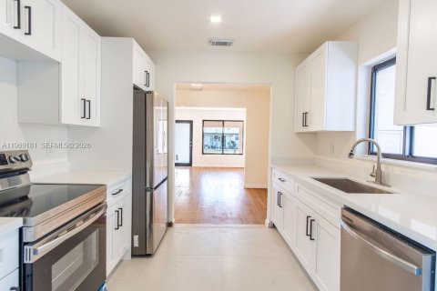 Casa en venta en Hialeah, Florida, 3 dormitorios, 93.09 m2 № 2031221 - foto 11
