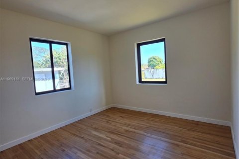 Casa en venta en Hialeah, Florida, 3 dormitorios, 93.09 m2 № 2031221 - foto 6