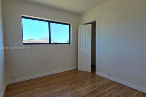 Casa en venta en Hialeah, Florida, 3 dormitorios, 93.09 m2 № 2031221 - foto 4