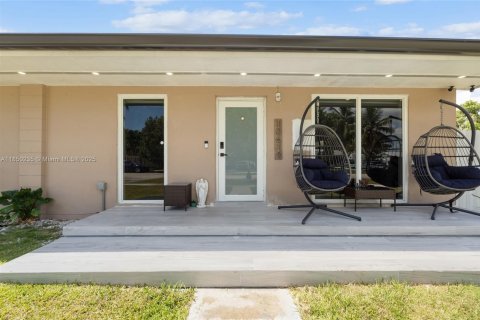 House in Cutler Bay, Florida 3 bedrooms, 118.91 sq.m. № 1857220 - photo 5