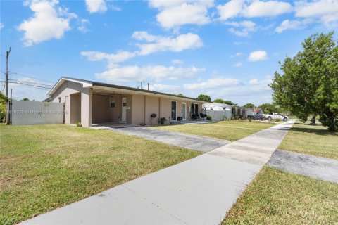House in Cutler Bay, Florida 3 bedrooms, 118.91 sq.m. № 1857220 - photo 3
