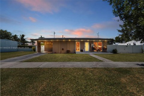 House in Cutler Bay, Florida 3 bedrooms, 118.91 sq.m. № 1857220 - photo 2