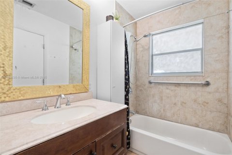 House in Cutler Bay, Florida 3 bedrooms, 118.91 sq.m. № 1857220 - photo 24