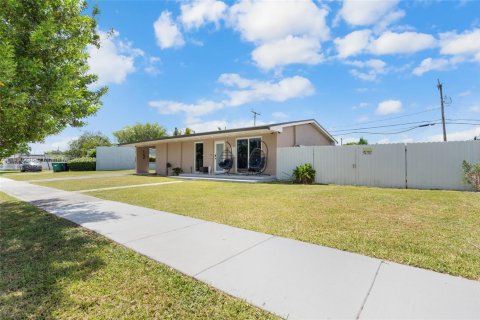 House in Cutler Bay, Florida 3 bedrooms, 118.91 sq.m. № 1857220 - photo 4