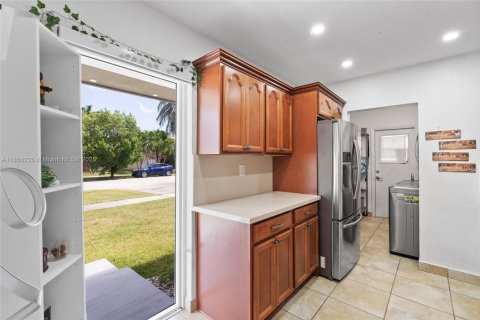 House in Cutler Bay, Florida 3 bedrooms, 118.91 sq.m. № 1857220 - photo 16