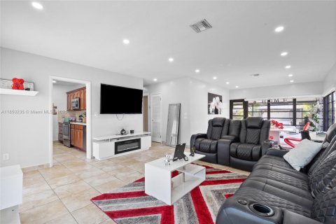 House in Cutler Bay, Florida 3 bedrooms, 118.91 sq.m. № 1857220 - photo 9
