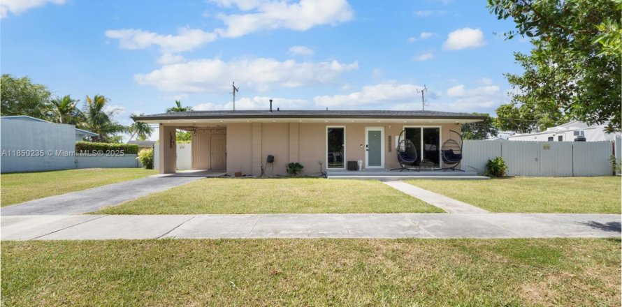 House in Cutler Bay, Florida 3 bedrooms, 118.91 sq.m. № 1857220