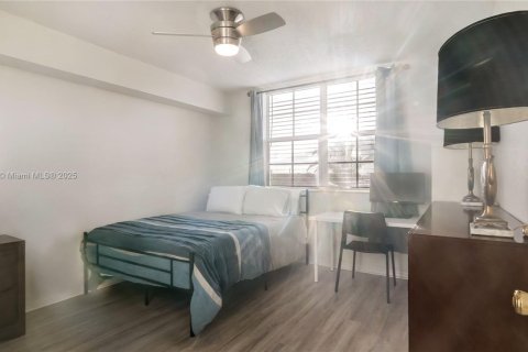 Condo in West Palm Beach, Florida, 2 bedrooms  № 1954259 - photo 16