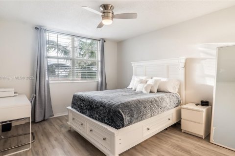 Condo in West Palm Beach, Florida, 2 bedrooms  № 1954259 - photo 13
