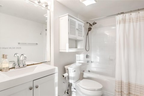 Condo in West Palm Beach, Florida, 2 bedrooms  № 1954259 - photo 21