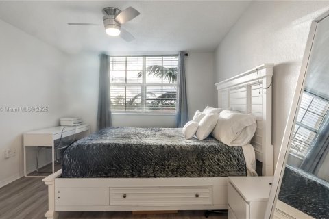Condo in West Palm Beach, Florida, 2 bedrooms  № 1954259 - photo 15