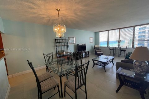 Снять в аренду кондоминиум в Холливуд, Флорида 1 спальня, 79.9м2, № 1943116 - фото 4