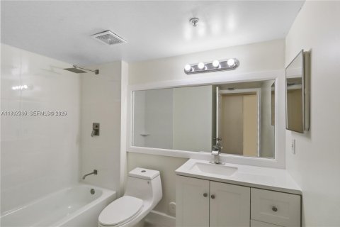 Condo in Coconut Creek, Florida, 3 bedrooms  № 2050190 - photo 23