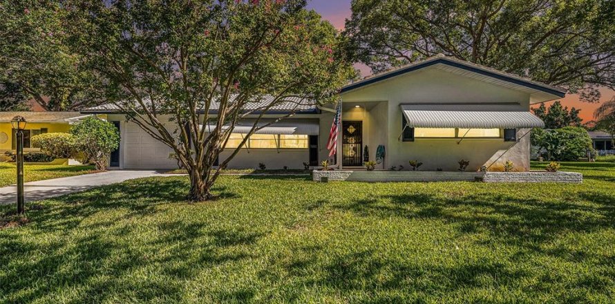 House in Clearwater, Florida 2 bedrooms, 136.47 sq.m. № 1885141