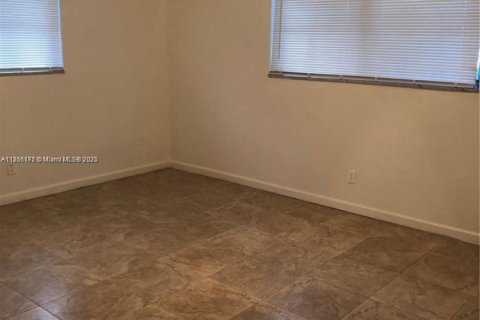 Condo in Hollywood, Florida, 2 bedrooms  № 1880138 - photo 11