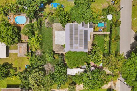 House in Miami, Florida 2 bedrooms, 142.33 sq.m. № 2054094