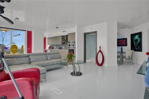Condo in Miami Beach, Florida, 2 bedrooms  № 1926895 - photo 11