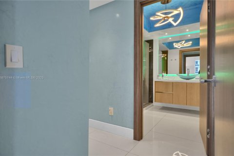 Condo in Miami Beach, Florida, 2 bedrooms  № 1926895 - photo 26