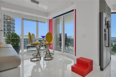 Condo in Miami Beach, Florida, 2 bedrooms  № 1926895 - photo 12