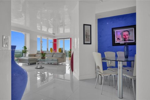 Condo in Miami Beach, Florida, 2 bedrooms  № 1926895 - photo 1