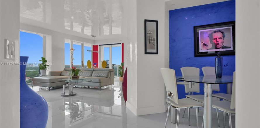 Condo in Miami Beach, Florida, 2 bedrooms  № 1926895
