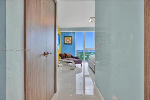 Condo in Miami Beach, Florida, 2 bedrooms  № 1926895 - photo 27