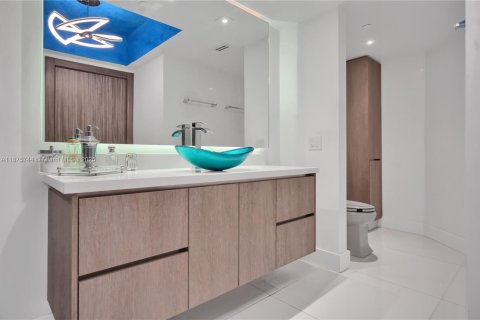 Condo in Miami Beach, Florida, 2 bedrooms  № 1926895 - photo 30