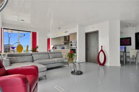 Condo in Miami Beach, Florida, 2 bedrooms  № 1926895 - photo 2