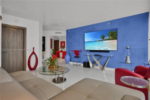 Condo in Miami Beach, Florida, 2 bedrooms  № 1926895 - photo 23