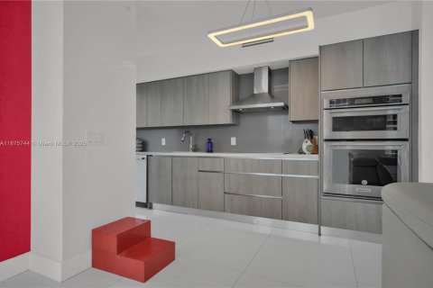 Condo in Miami Beach, Florida, 2 bedrooms  № 1926895 - photo 24