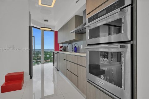 Condo in Miami Beach, Florida, 2 bedrooms  № 1926895 - photo 19
