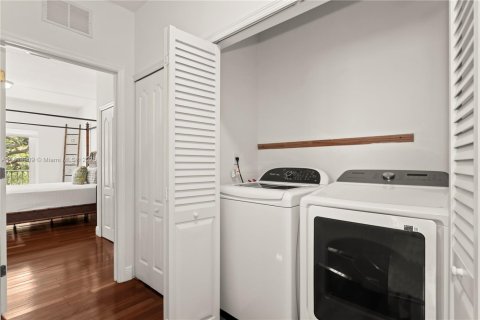 Adosado en venta en Miami, Florida, 3 dormitorios, 197.7 m2 № 1992135 - foto 24