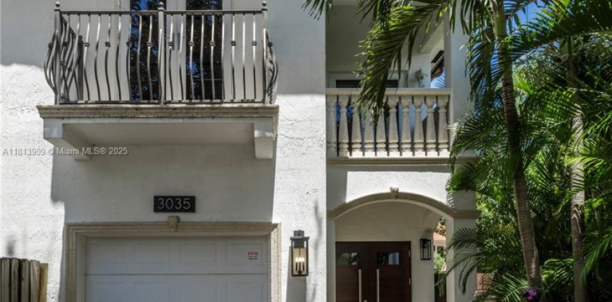 Adosado en Miami, Florida 3 dormitorios, 197.7 m2 № 1992135