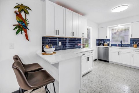 House in Largo, Florida 2 bedrooms, 97.08 sq.m. № 2123289 - photo 2