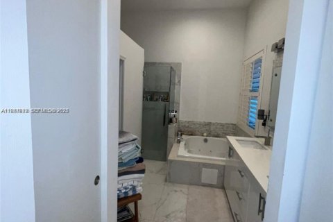 Снять в аренду виллу или дом в Форт-Лодердейл, Флорида 5 спален, 225.01м2, № 2066363 - фото 11