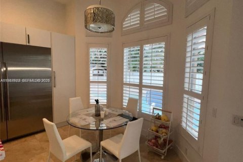 Снять в аренду виллу или дом в Форт-Лодердейл, Флорида 5 спален, 225.01м2, № 2066363 - фото 7