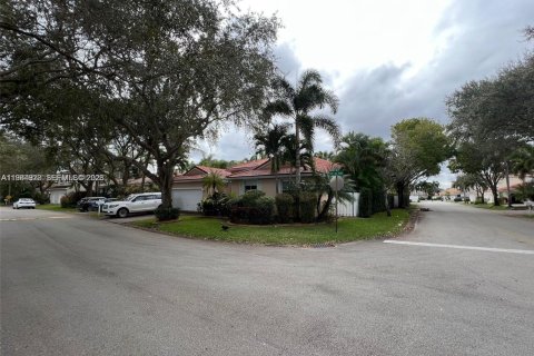 Снять в аренду виллу или дом в Форт-Лодердейл, Флорида 5 спален, 225.01м2, № 2066363 - фото 2