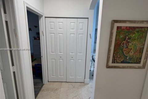 Снять в аренду виллу или дом в Форт-Лодердейл, Флорида 5 спален, 225.01м2, № 2066363 - фото 12