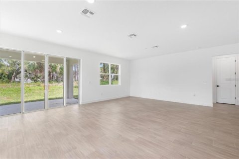 House in Weeki Wachee, Florida 4 bedrooms, 193.33 sq.m. № 2429068 - photo 15