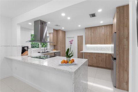 House in Miami, Florida 3 bedrooms, 173.54 sq.m. № 1920552 - photo 14