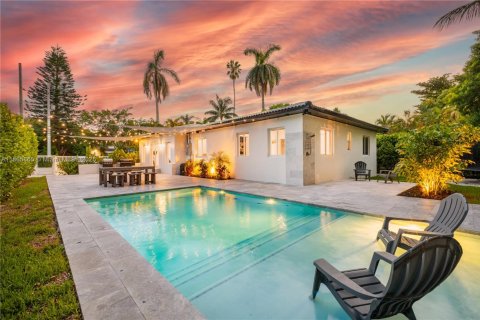 House in Miami, Florida 3 bedrooms, 173.54 sq.m. № 1920552 - photo 1