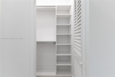 House in Miami, Florida 3 bedrooms, 173.54 sq.m. № 1920552 - photo 30