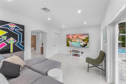 House in Miami, Florida 3 bedrooms, 173.54 sq.m. № 1920552 - photo 12