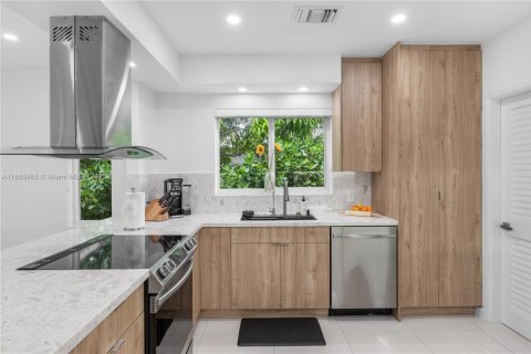 House in Miami, Florida 3 bedrooms, 173.54 sq.m. № 1920552 - photo 15